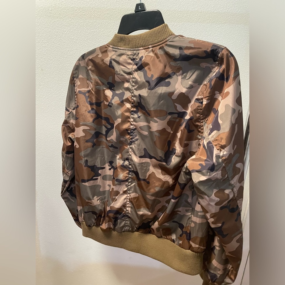 Lightweight Bomber Jacket- Army Print. Size Large - image 4
